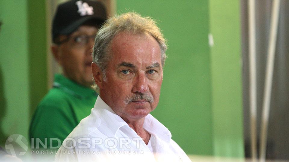 Alfred%20Riedl%20saat%20menyaksikan%20langsung%20laga%20Bhayangkara%20Surabaya%20United%20melawan%20Persib%20Bandung%20di%20Gelora%20Delta%20Sidoarjo%2C%20Sabtu%20%2811%2F06%2F16%29.